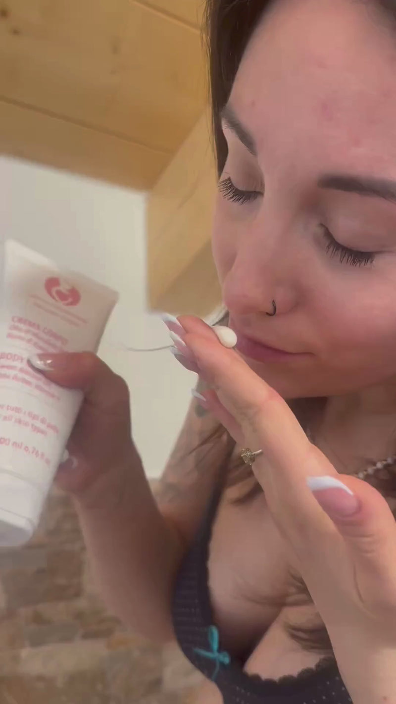 Martina applica la crema corpo Dermomamma