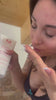 Martina applica la crema corpo Dermomamma